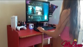 MiaQueen Small Gamer Girl teaching how fucks while sh www fuck-me com